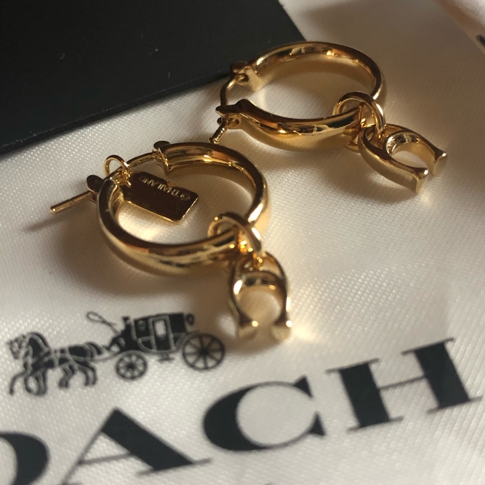 💋 Gold coach hoop earring with dangle - Picture 1 of 6